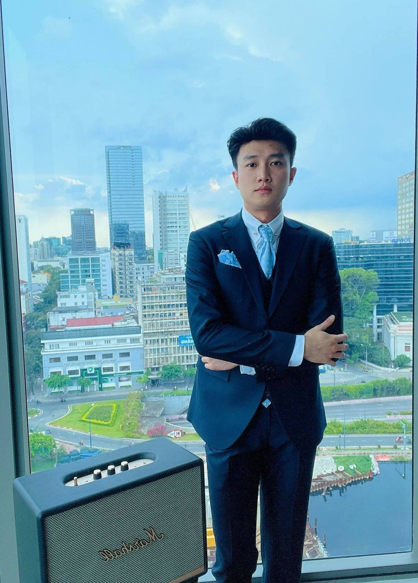 Quốc Trường đăng ảnh và thả thính: ''Thanh niên 33 tuổi, cao 1m80, ngoan ngoãn, nghề nghiệp ổn định, cần tuyển vợ''.