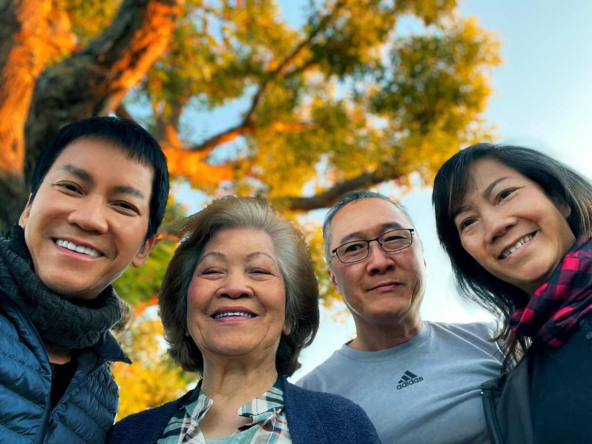 Don Hồ viết tâm thư dài về người mẹ 86 tuổi lạc quan vượt qua 400 ngày đại dịch, mỗi ngày đều chăm vườn, nấu ăn, đi ăn luôn giành trả tiền cho con trai ca sĩ và yêu chồng thời như còn son.