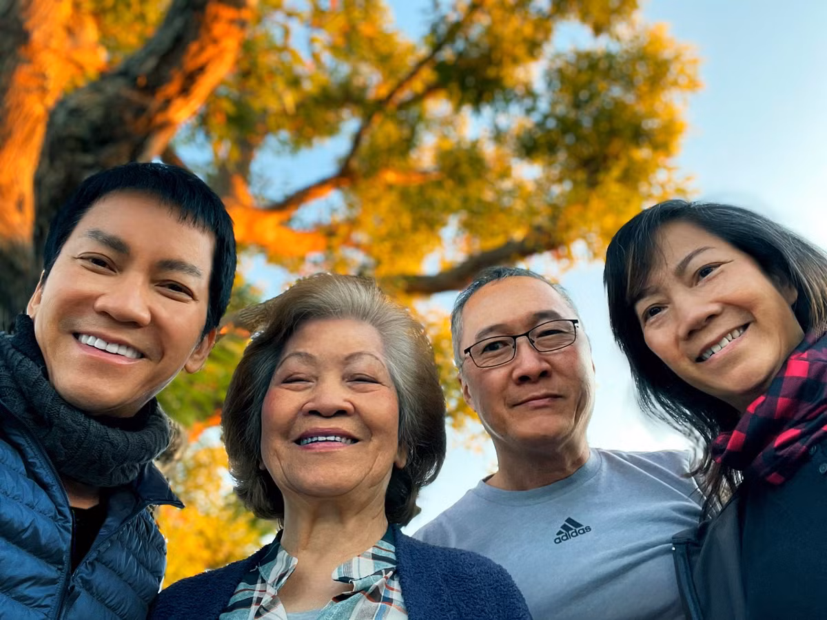 Don Hồ viết tâm thư dài về người mẹ 86 tuổi lạc quan vượt qua 400 ngày đại dịch, mỗi ngày đều chăm vườn, nấu ăn, đi ăn luôn giành trả tiền cho con trai ca sĩ và yêu chồng thời như còn son.