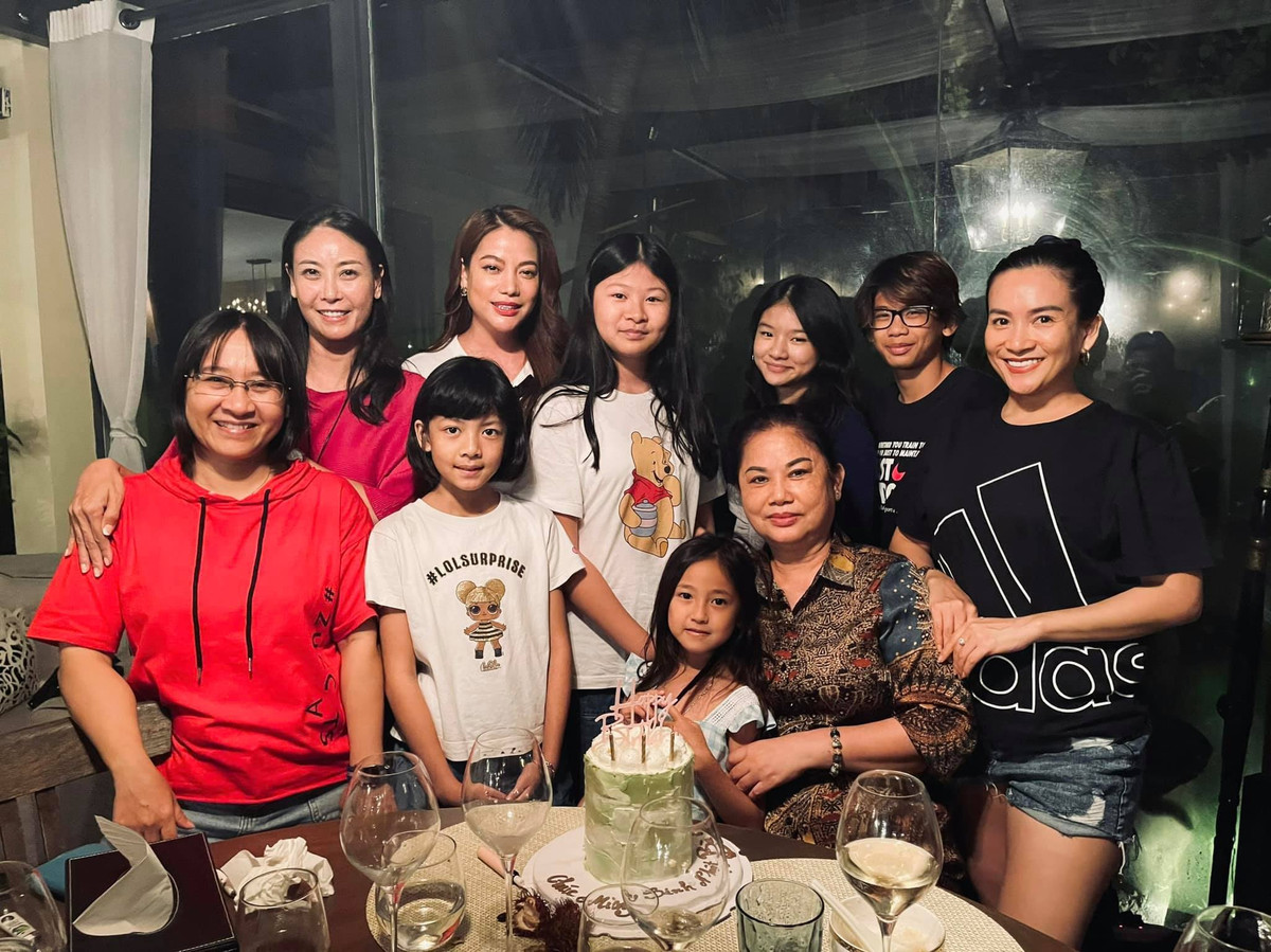 Sao Việt hôm nay 10/5: Hà Kiều Anh, doanh nhân Anh Thơ... và nhiều người quen đã tổ chức tiệc sinh nhật muộn cho mẹ Trương Ngọc Ánh.