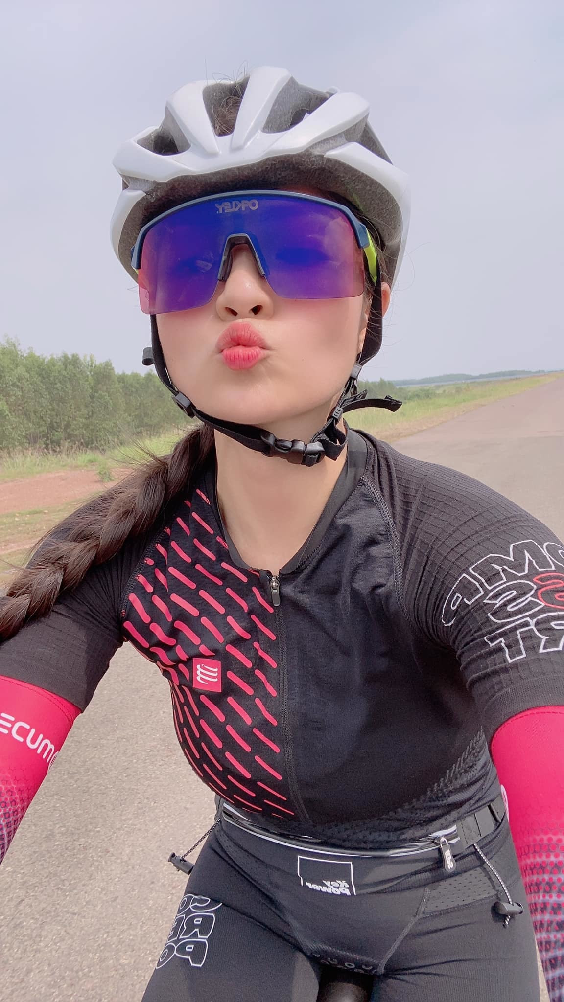 Thủy Top hào hứng trải nghiệm môn đạp xe địa hình.