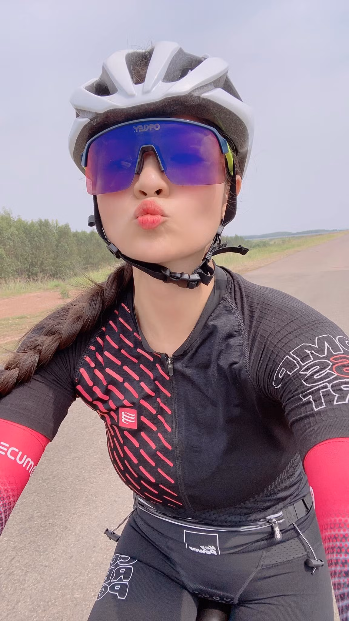 Thủy Top hào hứng trải nghiệm môn đạp xe địa hình.