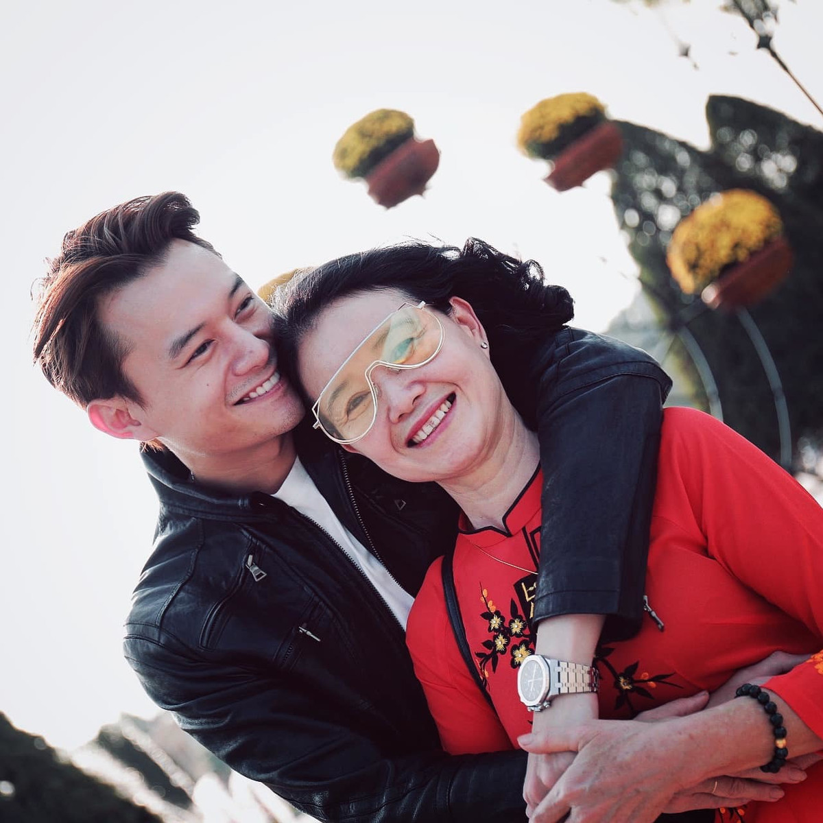 Lần hiếm hoi diễn viên Anh Dũng đăng ảnh với mẹ.