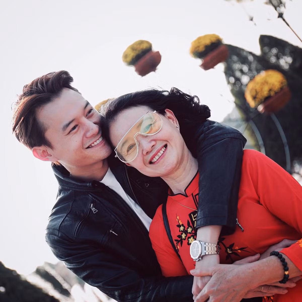 Lần hiếm hoi diễn viên Anh Dũng đăng ảnh với mẹ.