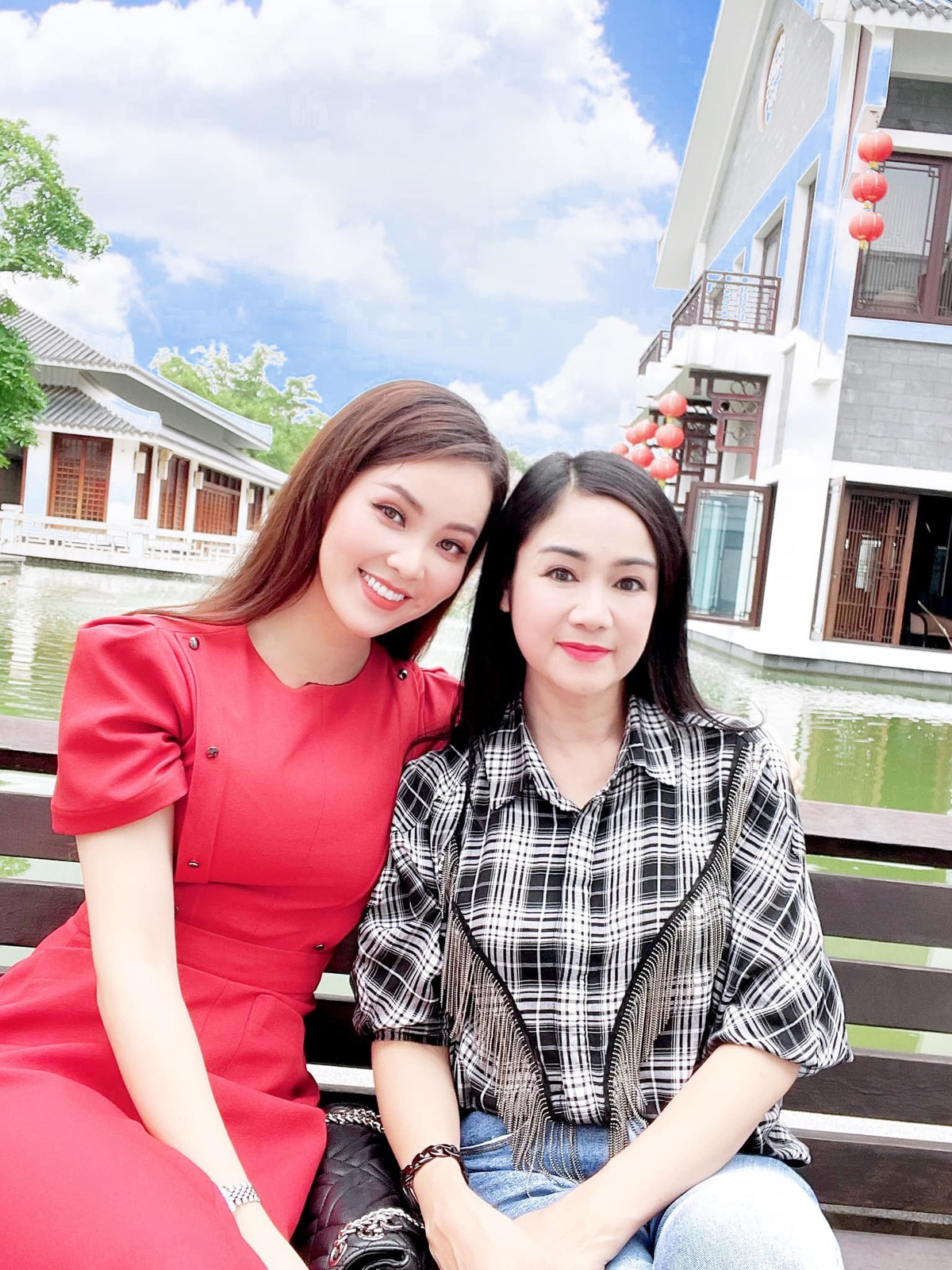 MC Thụy Vân viết về NSND Thu Hà: "Cùng đoán xem các anh chị em diễn viên "Hướng dương ngược nắng" dành tính từ nào miêu tả vẻ đẹp diễm lệ này ạ?".