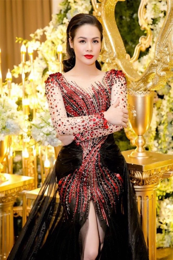 "Chị ơi. Miệng mồm chị ngọt ngào mà bụng dạ chị chả ra làm sao vậy. Chị sống phải để đức lại ch, hẹn hết lần này đến lần khác hơn 2 năm rồi. Bây giờ cuối năm chị có gửi tiền trả em hay không? Em đã cho chị quá nhiều thời gian rồi chị nhé. Trong hôm nay chị không gửi tiền em thì xác định cả thiên hạ biết chị là ai luôn. Đừng có bên ngoài thánh thiện hiền lương, bên trong rắn độc ễnh ương dơ hầy như vậy. Thương chị giúp chị mà thành ra mệt mỏi quá", nữ diễn viên gay gắt. Ngay khi lên sóng, bài viết của giọng ca xứ Thanh nhận được sự quan tâm từ phía cộng đồng mạng. Bên cạnh những lời bênh vực, nhiều người khuyên nữ diễn viên Tiếng sét trong mưa nên giải quyết mọi chuyện trong êm đẹp, tránh mang lên MXH mà ảnh hưởng đến tình cảm đôi bên. Tuy nhiên, Nhật Kim Anh cho biết người này đã thất hẹn rất nhiều lần, khiến cô vô cùng mệt mỏi.