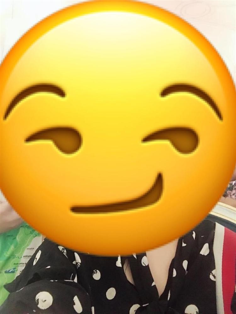 Nữ ca sĩ tuyên bố công khai mặt mũi nếu người này không trả tiền cô hôm nay. Đây không phải lần đầu tiên Nhật Kim Anh công khai đòi nợ. Trước đó, Nhật Kim Anh cũng từng nhắn nhủ những người thiếu tiền cô nên tự giác trả, tránh để đưa lên mạng mà mất vui. "Muốn có tiền em cũng phải vắt óc vắt sức, đổ mồ hôi sôi nước mắt, thậm chí đổ máu mới có được chứ không phải từ trên trời rơi xuống. Nên ai đang thiếu tiền em thì tự giác đi, đừng để em đưa lên đây mất vui đấy nhé!", Nhật Kim Anh từng nhắn nhủ. Thậm chí, cô từng cảnh cáo tới những kẻ nợ tiền: "Đây chỉ là trang cá nhân thôi, lên trang page thì tới 7 triệu người biết lận nhé. Em không phải ác nhưng cứu các anh chị trong lúc các anh chị khó khăn hoạn nạn mà các anh chị không biết điều, cứ thích dẫn em đi hết bất ngờ này đến bất ngờ khác! Thà em lấy tiền về em gửi ra miền Trung cho bà con vùng lũ đang khó khăn gói mì bát gạo còn hơn để các anh chị dùng tiền của em đi ăn chơi nhé! Nhắc nhẹ".