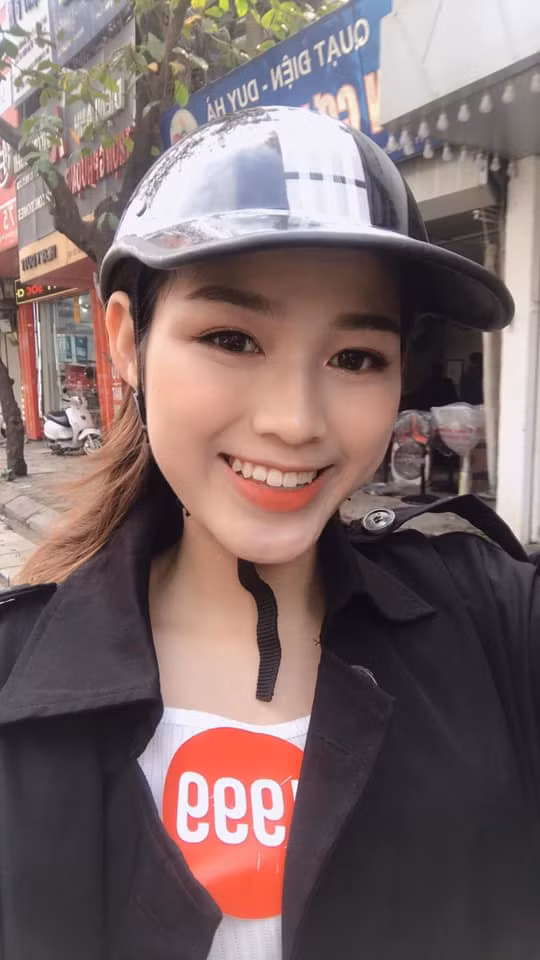 Sau kì nghỉ Tết, Đỗ Thị Hà đã trở lại chương trình học ở trường Đại học. 