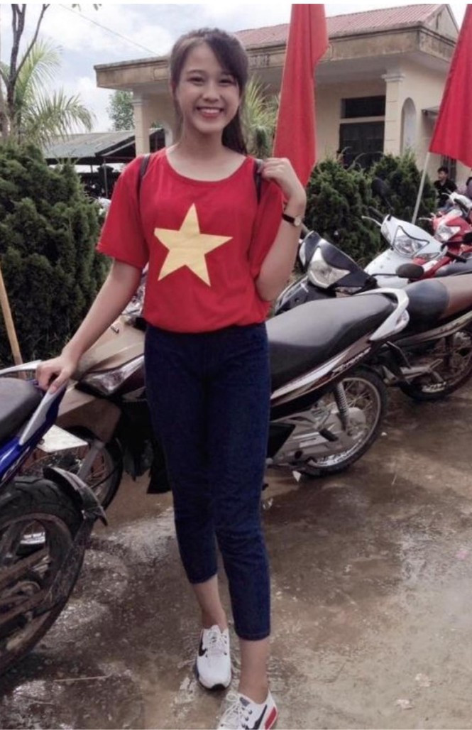 ##s###Từ ngày bé, Hoa hậu Đỗ Thị Hà sở hữu đôi chân dài thẳng tắp và chiều cao vượt trội so với bạn bè đồng trang lứa.