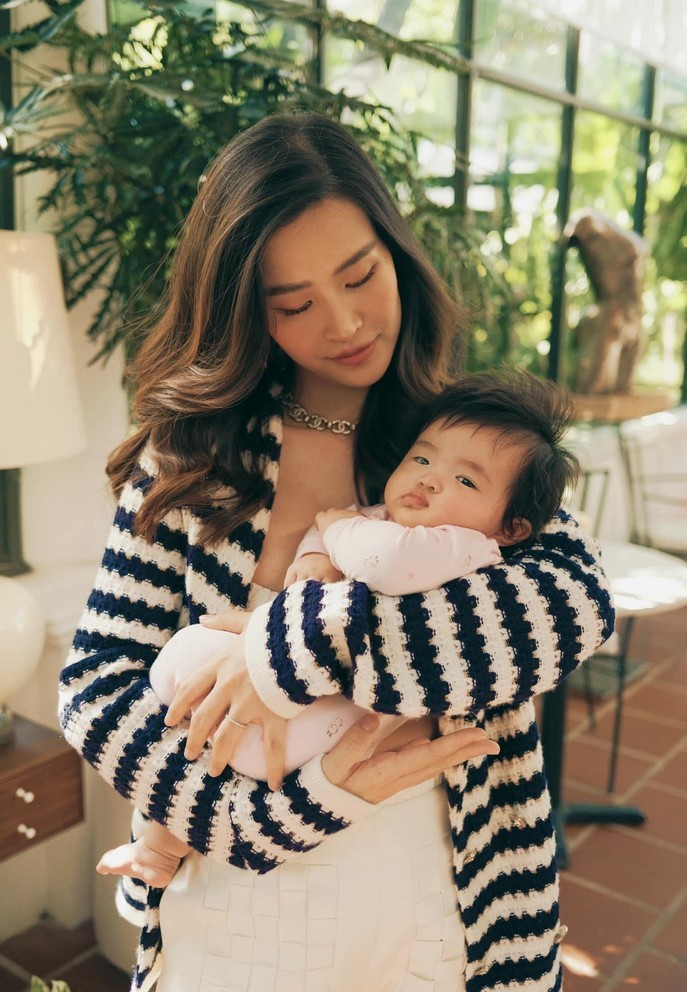 Nữ ca sĩ Đông Nhi tếu táo gọi con là quản lý bởi luôn theo sát lịch trình của mình.