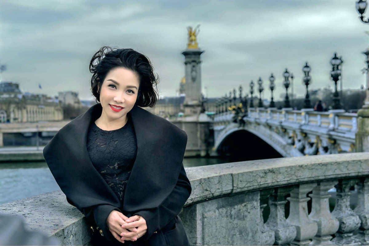 Diva Mỹ Linh đăng ảnh chụp kỷ niệm tại thủ đô Paris (Pháp). Cô cầu nguyện dịch bệnh qua đi để sớm được trở lại nơi này.