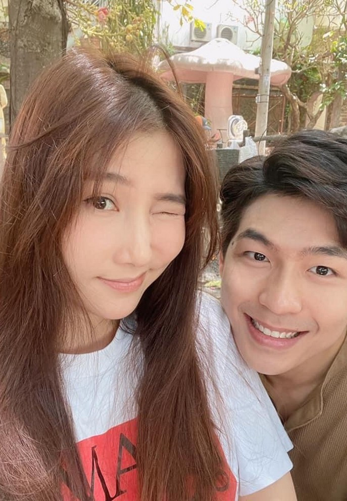 Diễm My 9x cùng đàn em Quốc Anh nhắng nhít selfie khi có cơ hội hợp tác trong dự án mới.