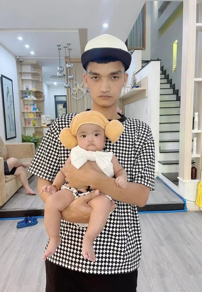 Mạc Văn Khoa và con gái được ví như "bản sao" với biểu cảm khuôn mặt y hệt nhau.