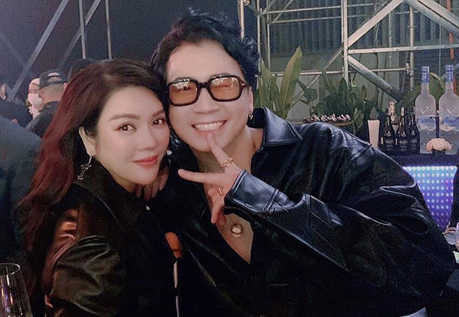 Lý Nhã Kỳ vui mừng khi hội ngộ rapper Karik trong một sự kiện âm nhạc.