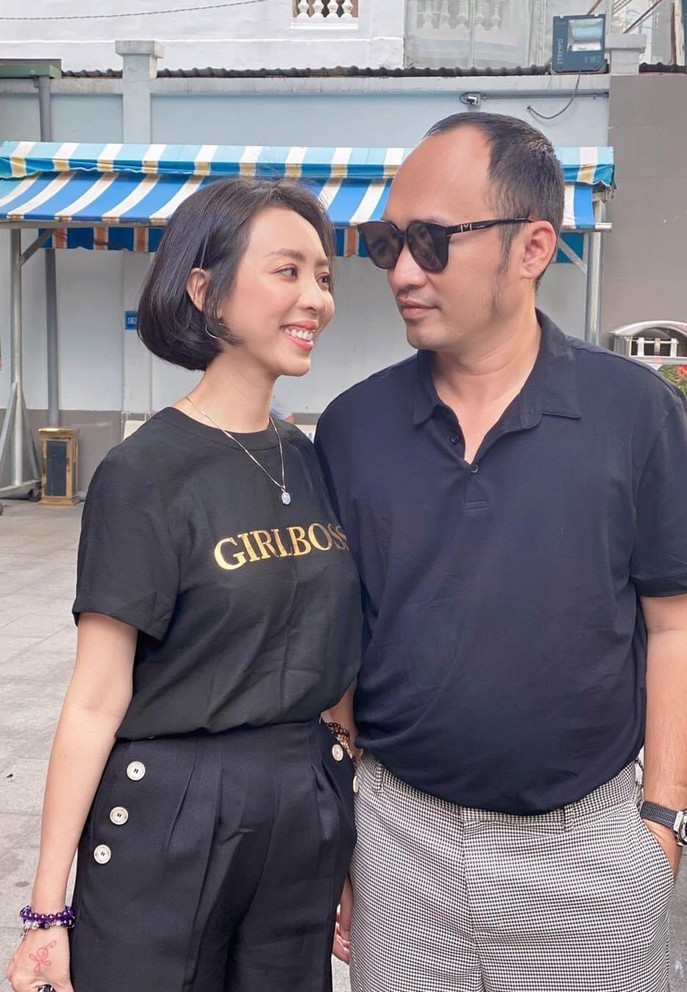 Vợ chồng Thu Trang - Tiến Luật diện đồ đôi trong ngày làm việc đầu tuần. "Cách để tỏ ra thật ngầu là đeo kính và mặc đồ đen", nữ diễn viên hài hước.