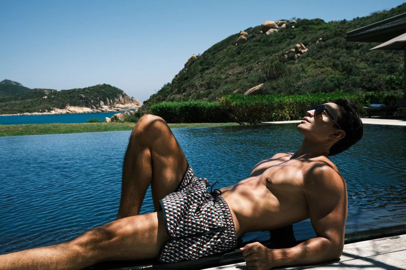Kim Lý nằm phơi nắng bên hồ bơi.