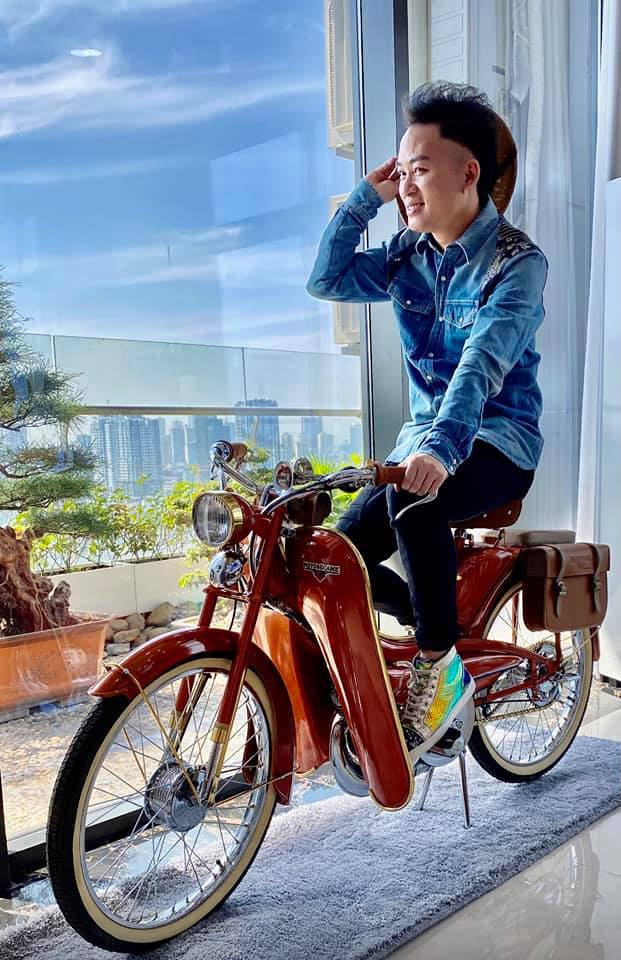 Sao Việt hôm nay 19/3: Không kém đàn chị, ca sĩ Tùng Dương cũng check in chiếc cổ này.