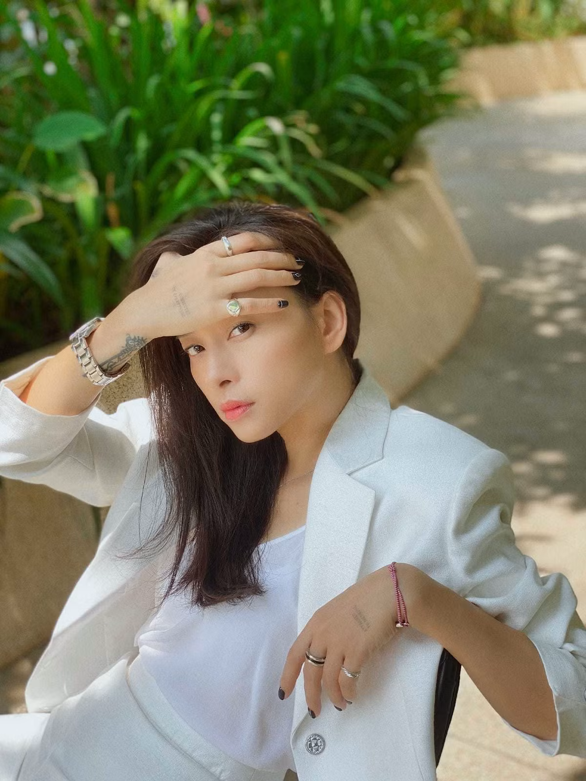 "Cuộc sống dù thế nào đi nữa cũng phải tinh khôi và nhẹ nhàng như những đoá hoa", Ngô Thanh Vân viết.