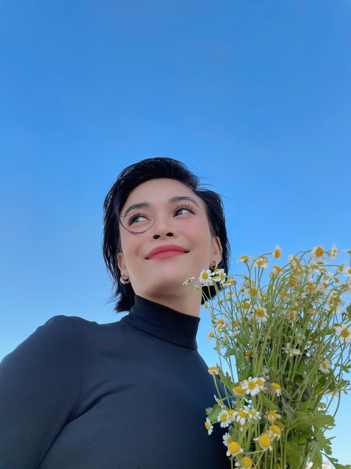 Mâu Thuỷ trẻ trung với tóc ngắn.