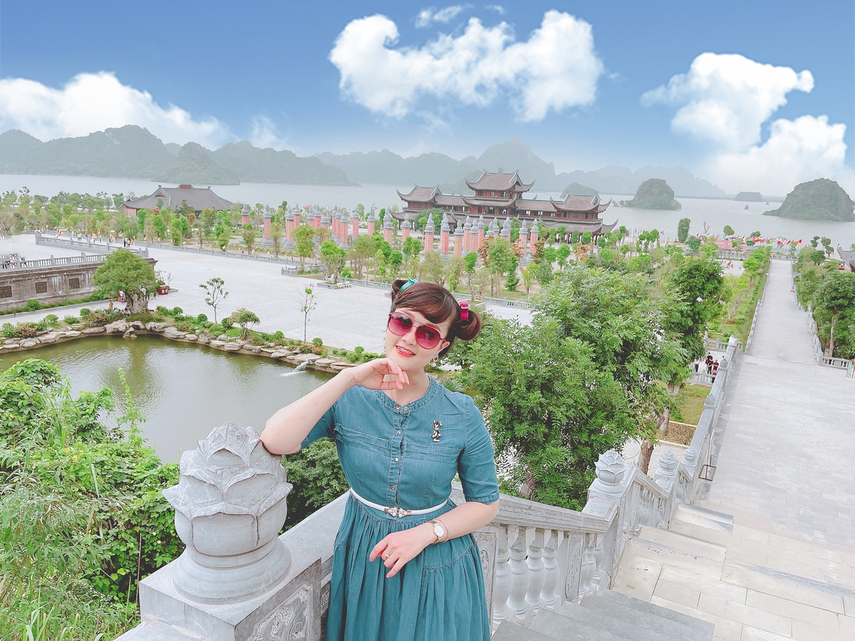 Diễn viên Vân Dung đi vãn cảnh chùa.