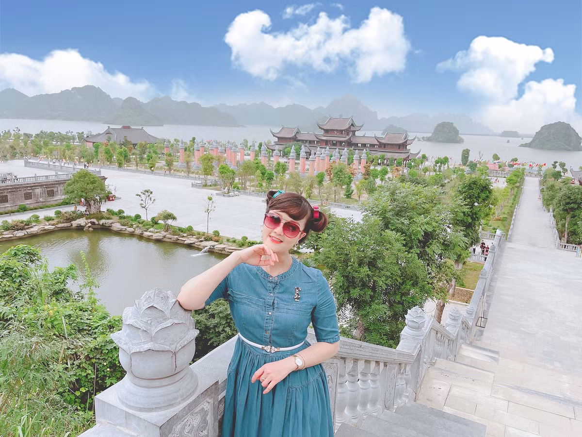 Diễn viên Vân Dung đi vãn cảnh chùa.