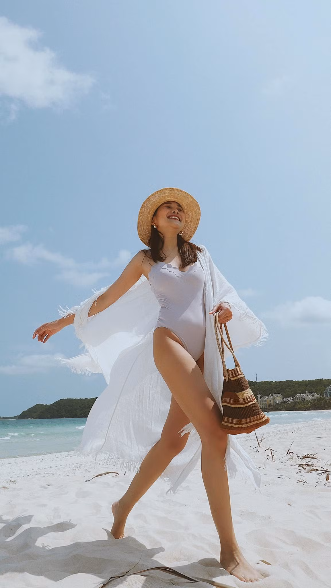 Người mẫu Thanh Hằng khoe đôi chân dài cực phẩm.