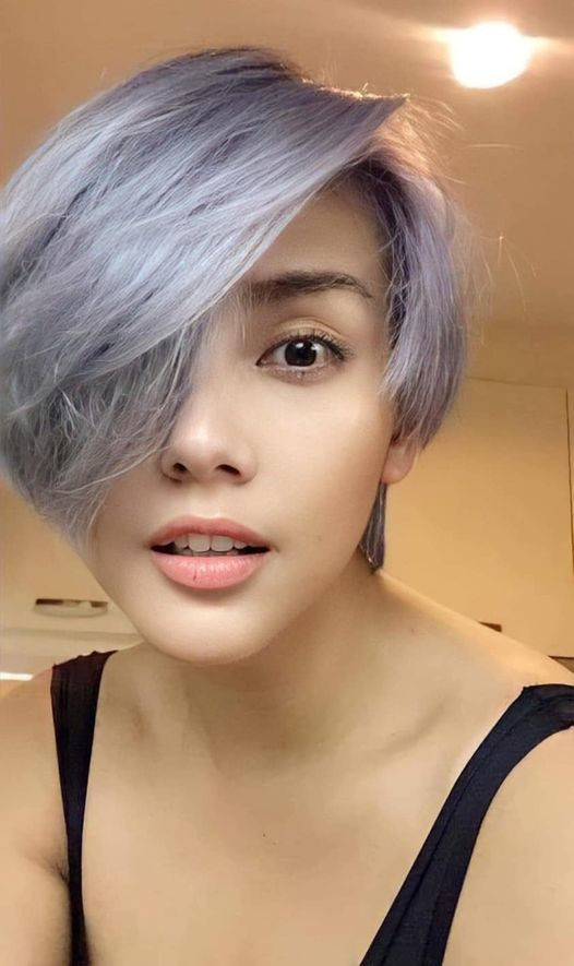 Người mẫu Võ Hoàng Yến cũng chuộng mốt tóc ngắn sau nhiều năm để tóc dài.