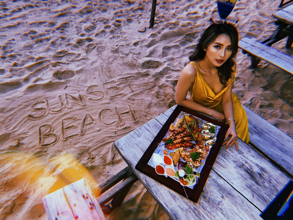 MC Huyền Trang khoe bữa ăn "đẫm lệ" trên bãi biển.