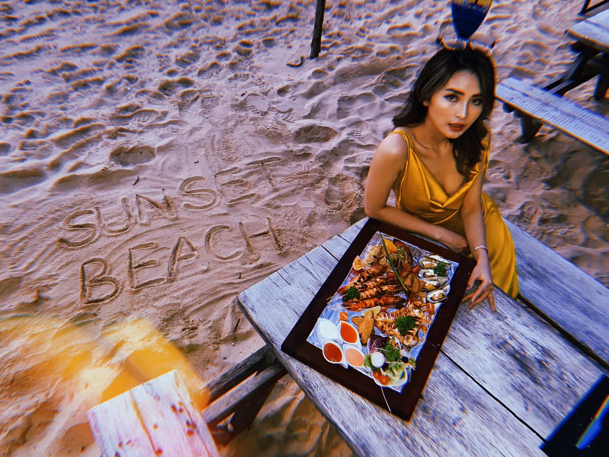 MC Huyền Trang khoe bữa ăn "đẫm lệ" trên bãi biển.