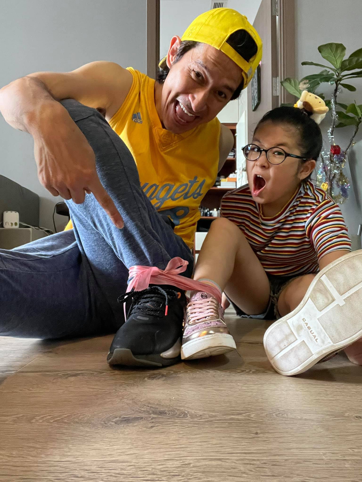 Huy Khánh bị con gái "cột chân" mùa dịch.