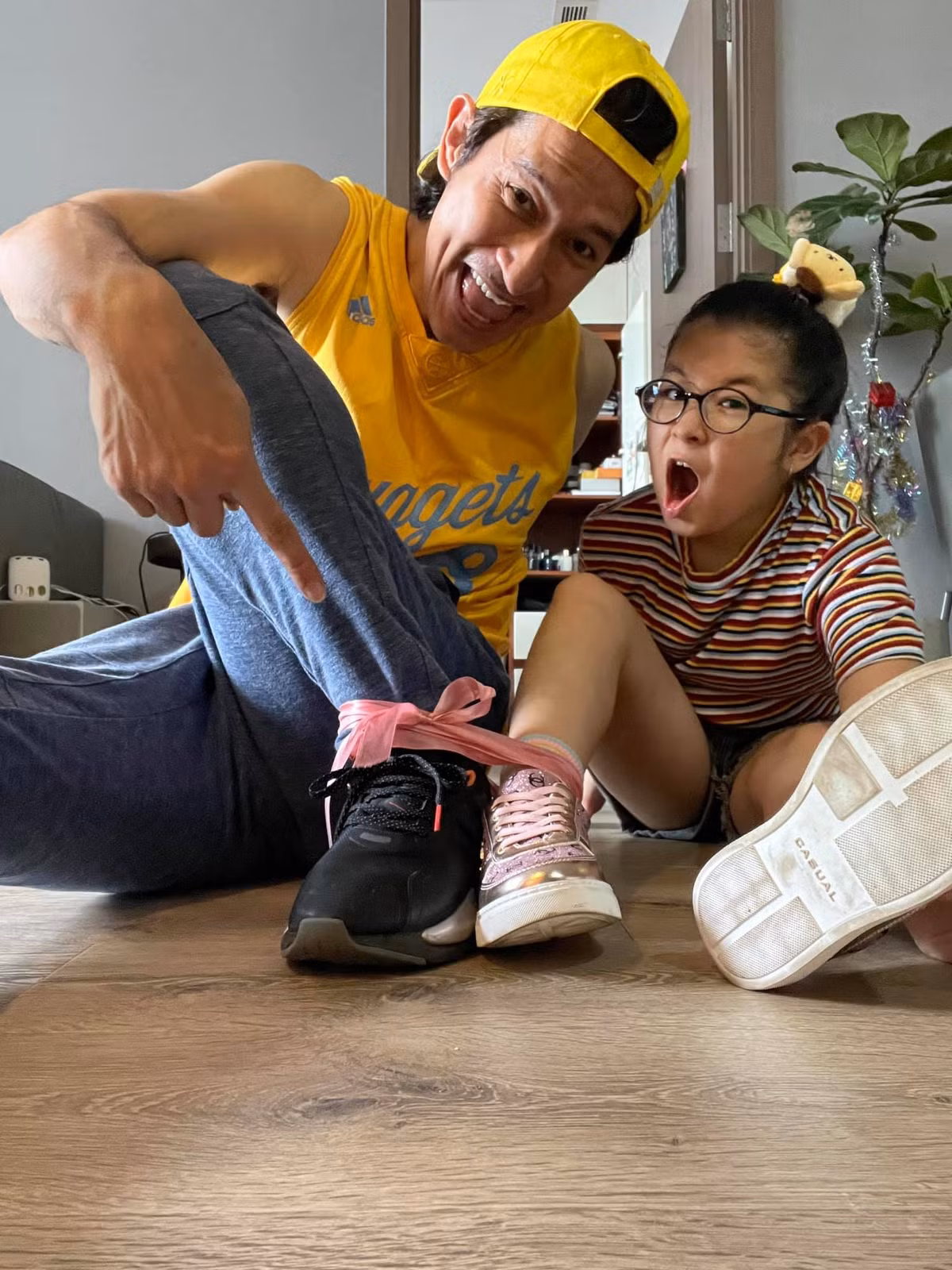 Huy Khánh bị con gái "cột chân" mùa dịch.