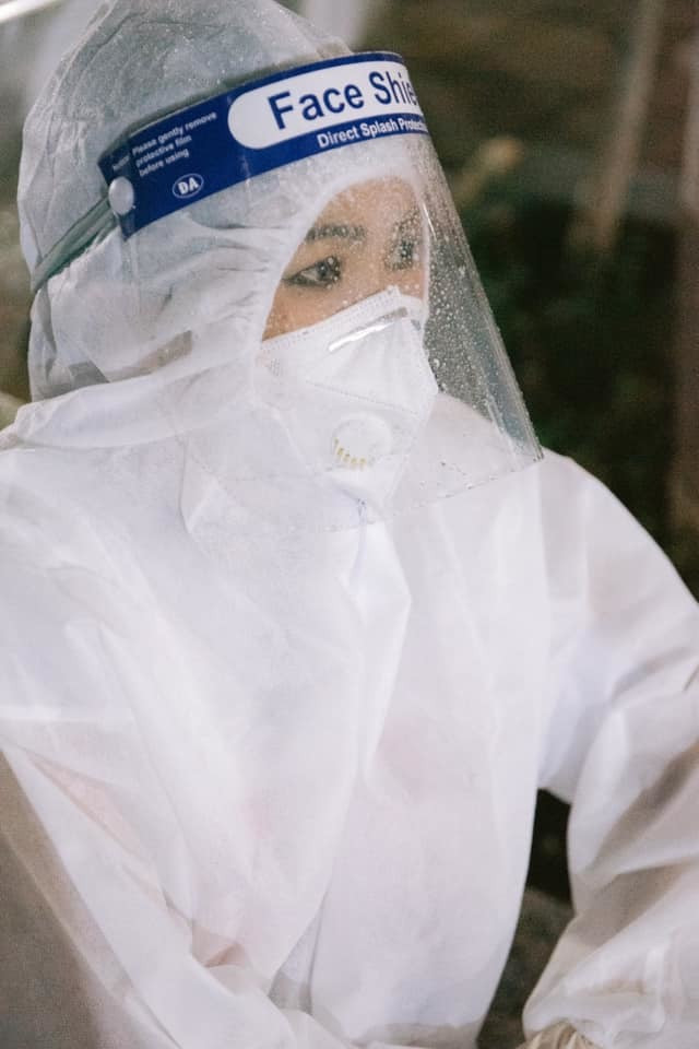 Phương Thanh vẫn miệt mài đi hỗ trợ xét nghiệm COVID-19. Cô mặc đồ bảo hộ 5 - 10 tiếng/ngày, không dám uống nhiều nước để hạn chế đi vệ sinh.