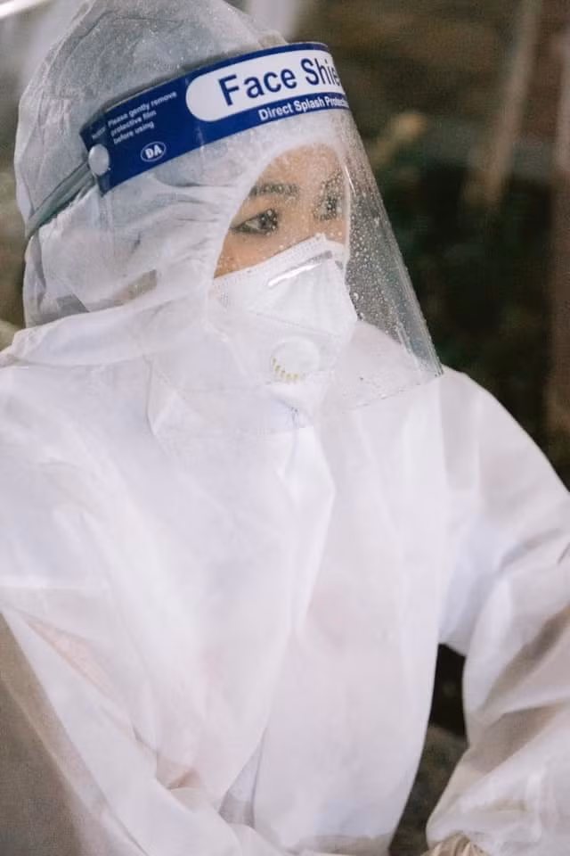 Phương Thanh vẫn miệt mài đi hỗ trợ xét nghiệm COVID-19. Cô mặc đồ bảo hộ 5 - 10 tiếng/ngày, không dám uống nhiều nước để hạn chế đi vệ sinh.