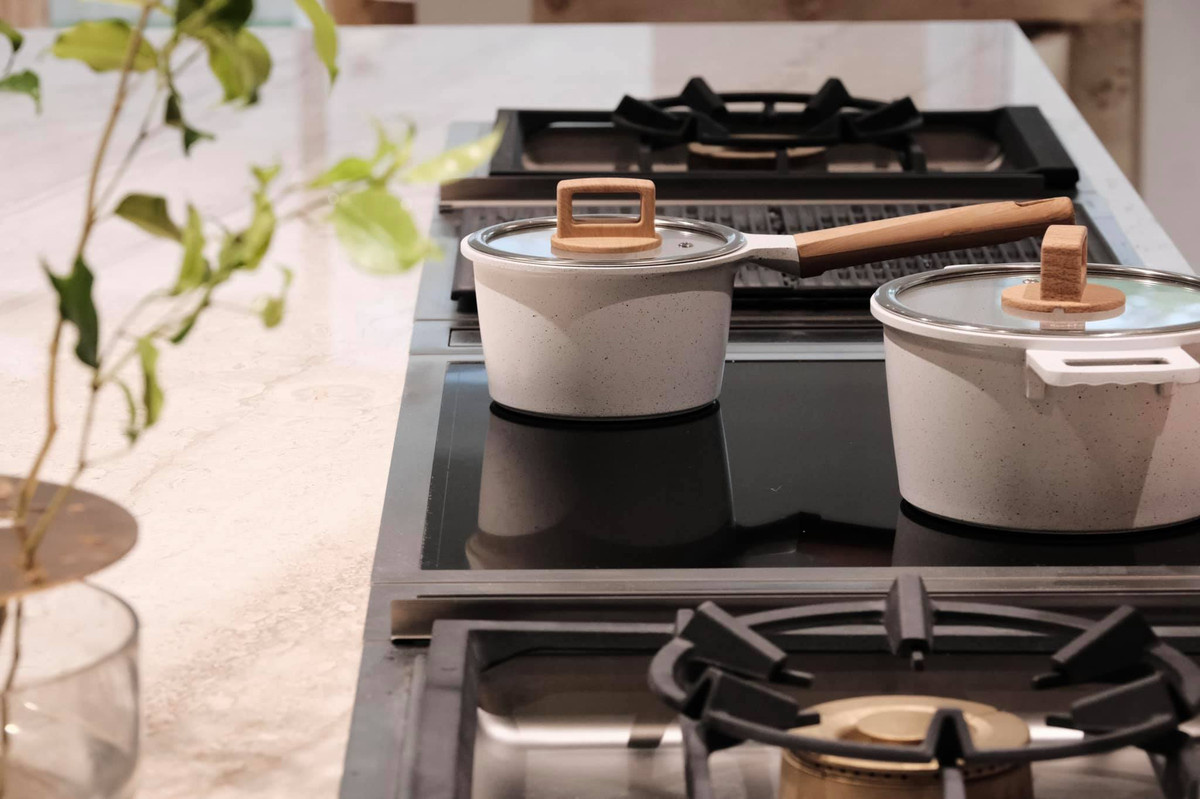 Sao việt hôm nay 11/7: Hồ Ngọc Hà hóm hỉnh tự bình luận về mình: "Ủa dịu dàng từ bao giờ vậy mẹ?". Thấy nhiều người quen không tin cô dịu dàng nấu nướng, ca sĩ dằn mặt: "Sao nhiều người có thể khinh thường mình thế nhỉ?".