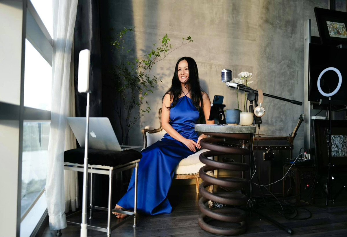 Sao Việt Hồng Nhung ở nhà làm việc vẫn kiêu sa như trên sân khấu.