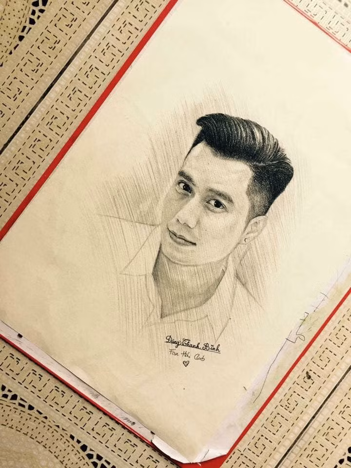 Việt Anh tự hào khoe tranh fan vẽ tặng.