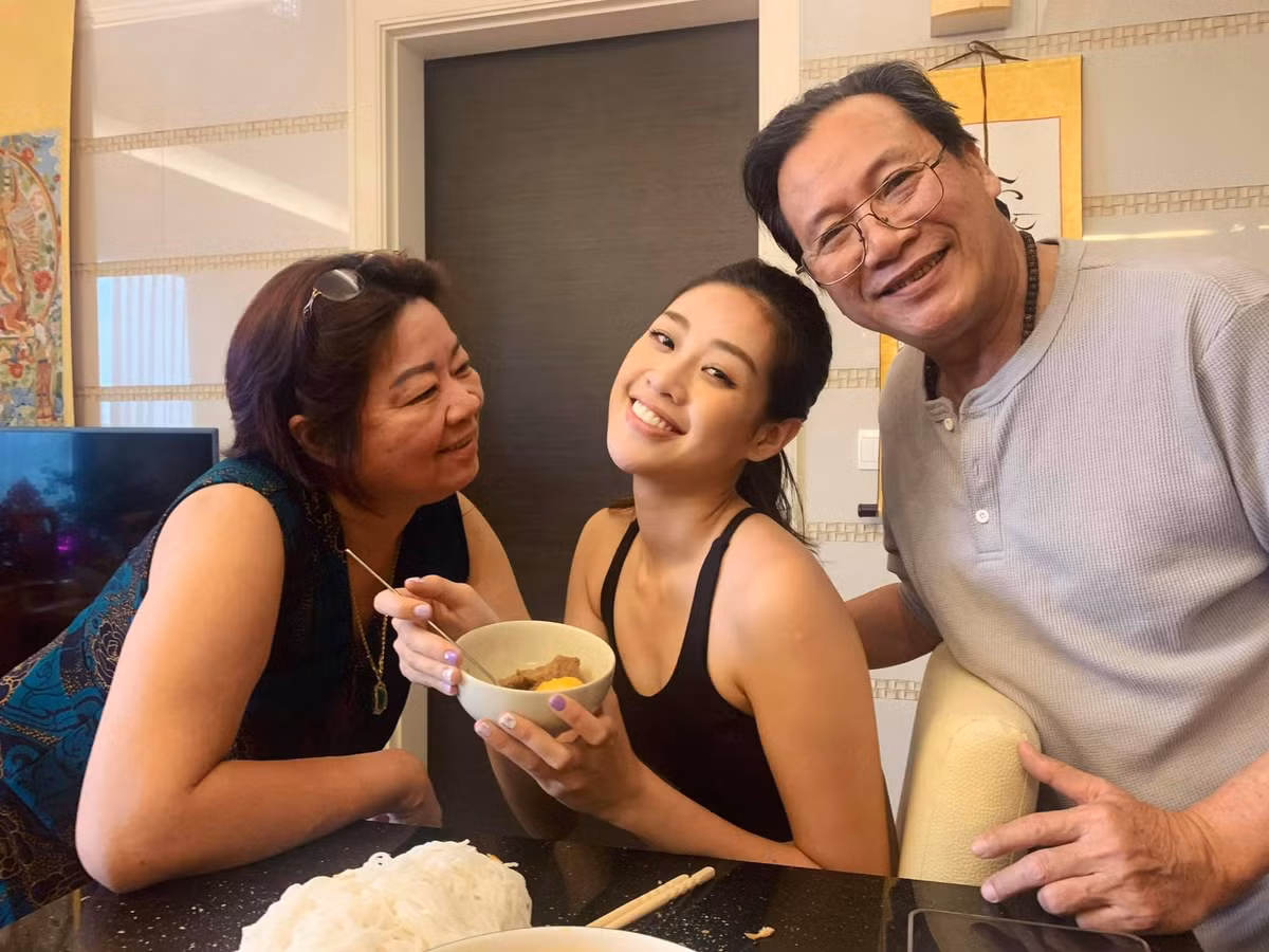 Hoa hậu Khánh Vân được ăn cơm mẹ nấu sau khi hoàn thành 21 ngày cách ly.