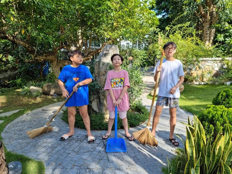 Xuân Bắc hài hước khoe các con hăng hái lao động nhưng chỉ được 10 phút.