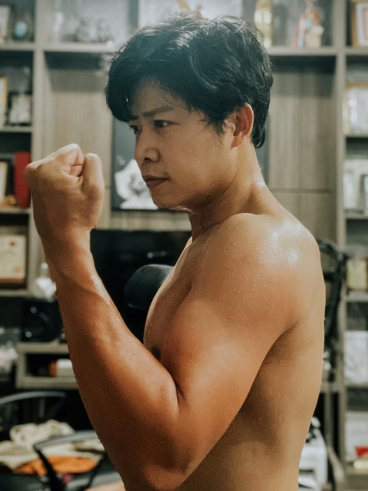 Nguyễn Văn Chung tập gym hì hục sau khi tiêm vắc-xin.