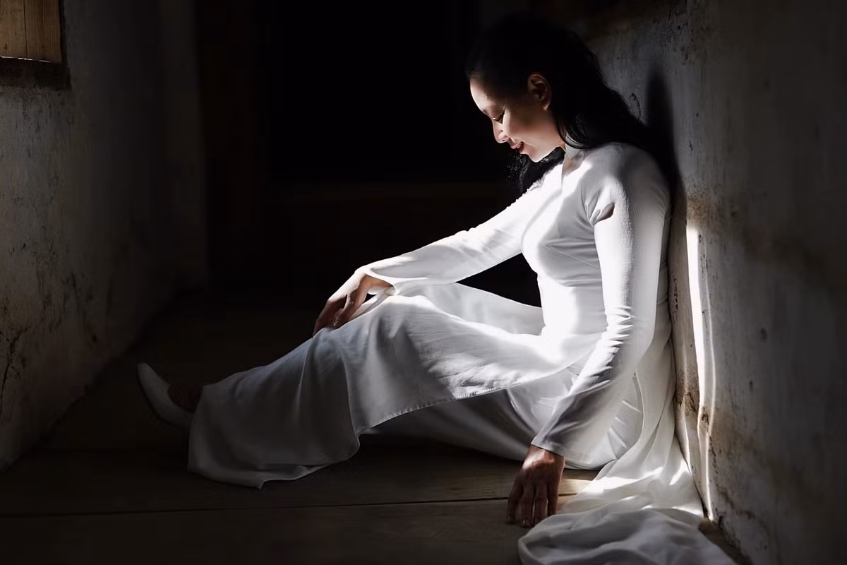 Chiều Xuân mặc áo dài đẹp thướt tha ở dinh thự Vua Mèo.