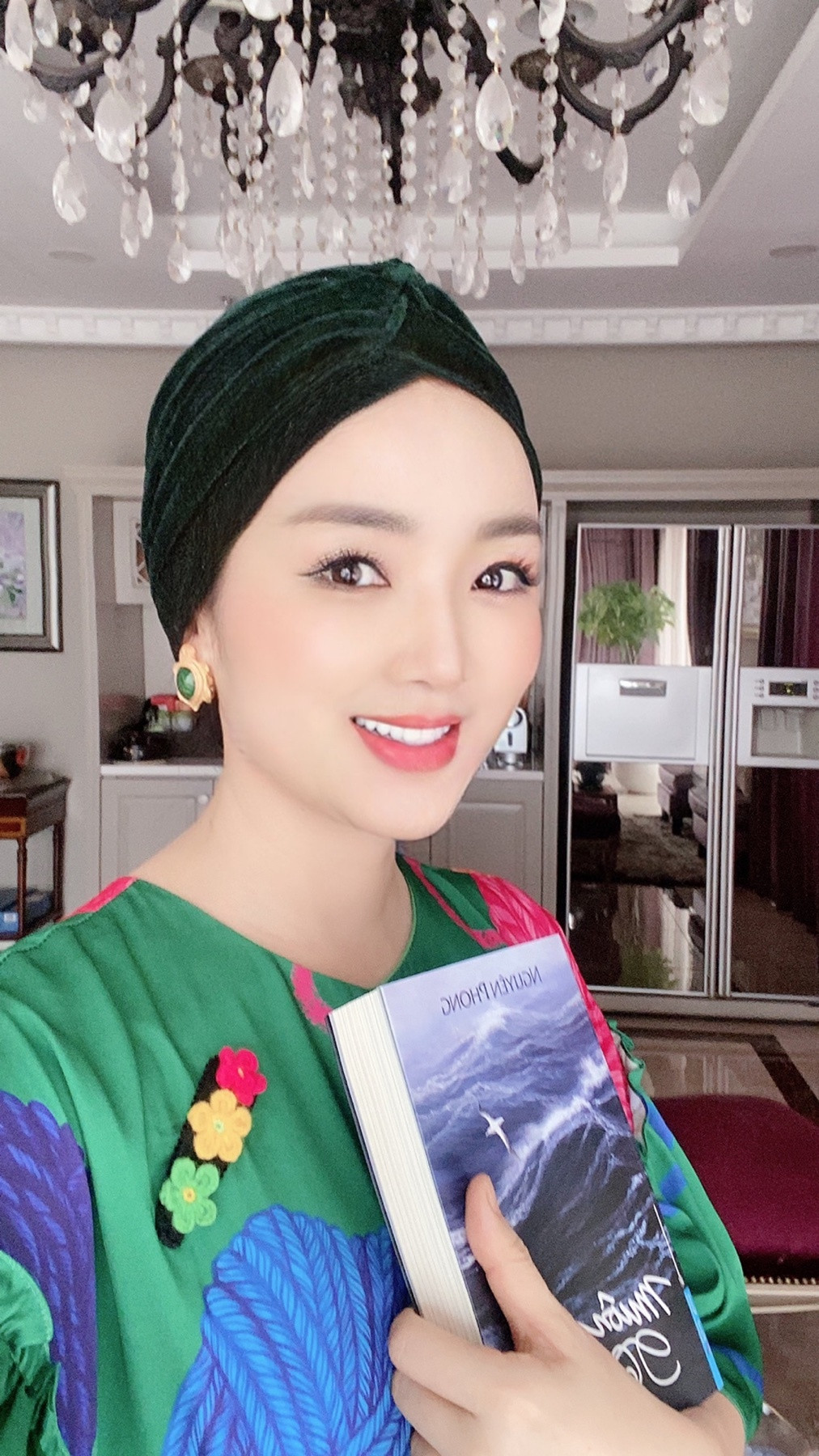 Những ngày dịch, Hoa hậu sinh năm 1971 Giáng My dành thời gian đọc sách "Muôn kiếp nhân sinh" và chăm sóc hoa trong nhà.