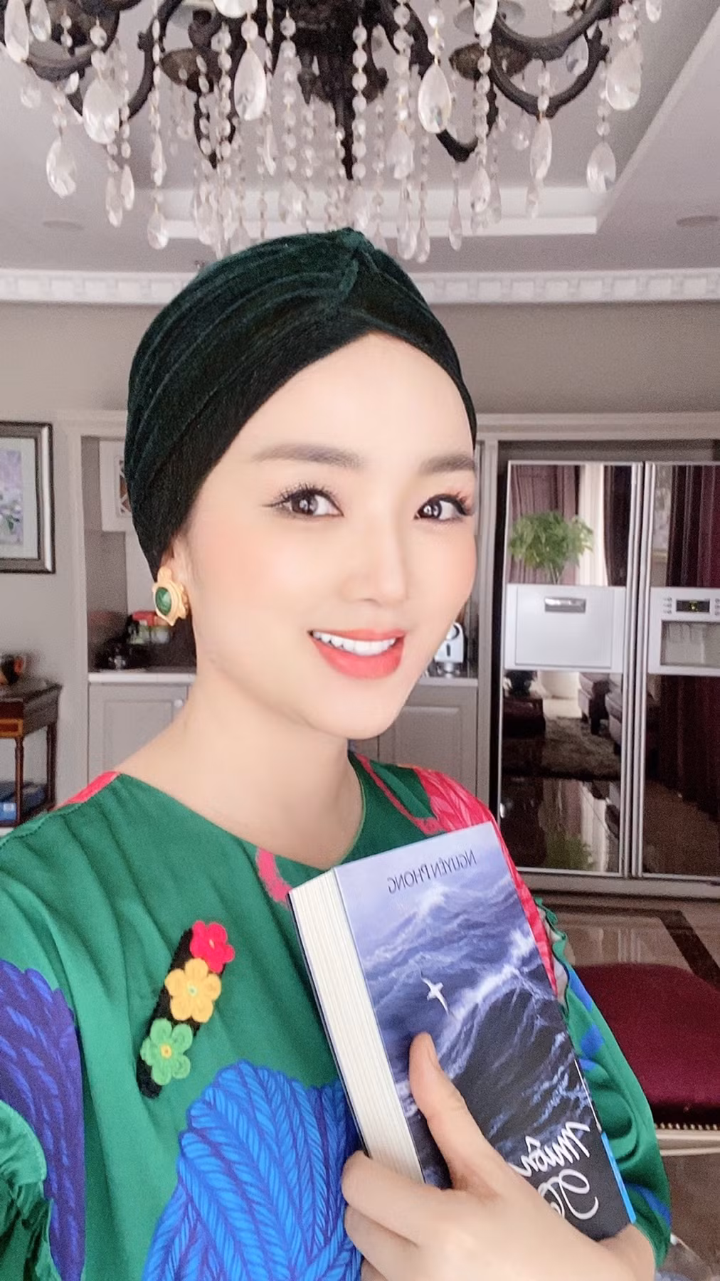 Những ngày dịch, Hoa hậu sinh năm 1971 Giáng My dành thời gian đọc sách "Muôn kiếp nhân sinh" và chăm sóc hoa trong nhà.