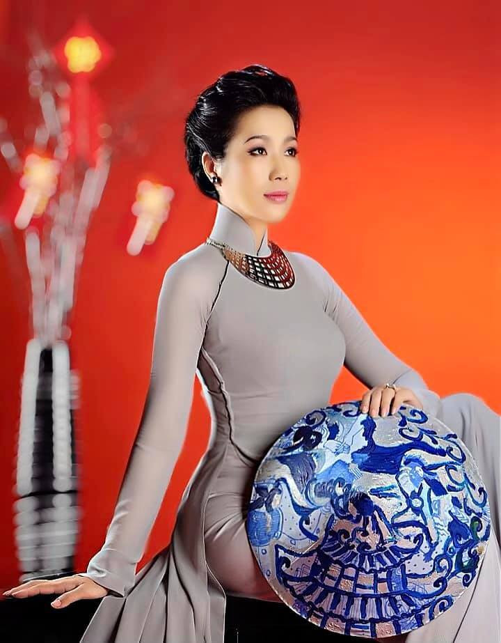 Trịnh Kim Chi thích mặc áo dài lụa.