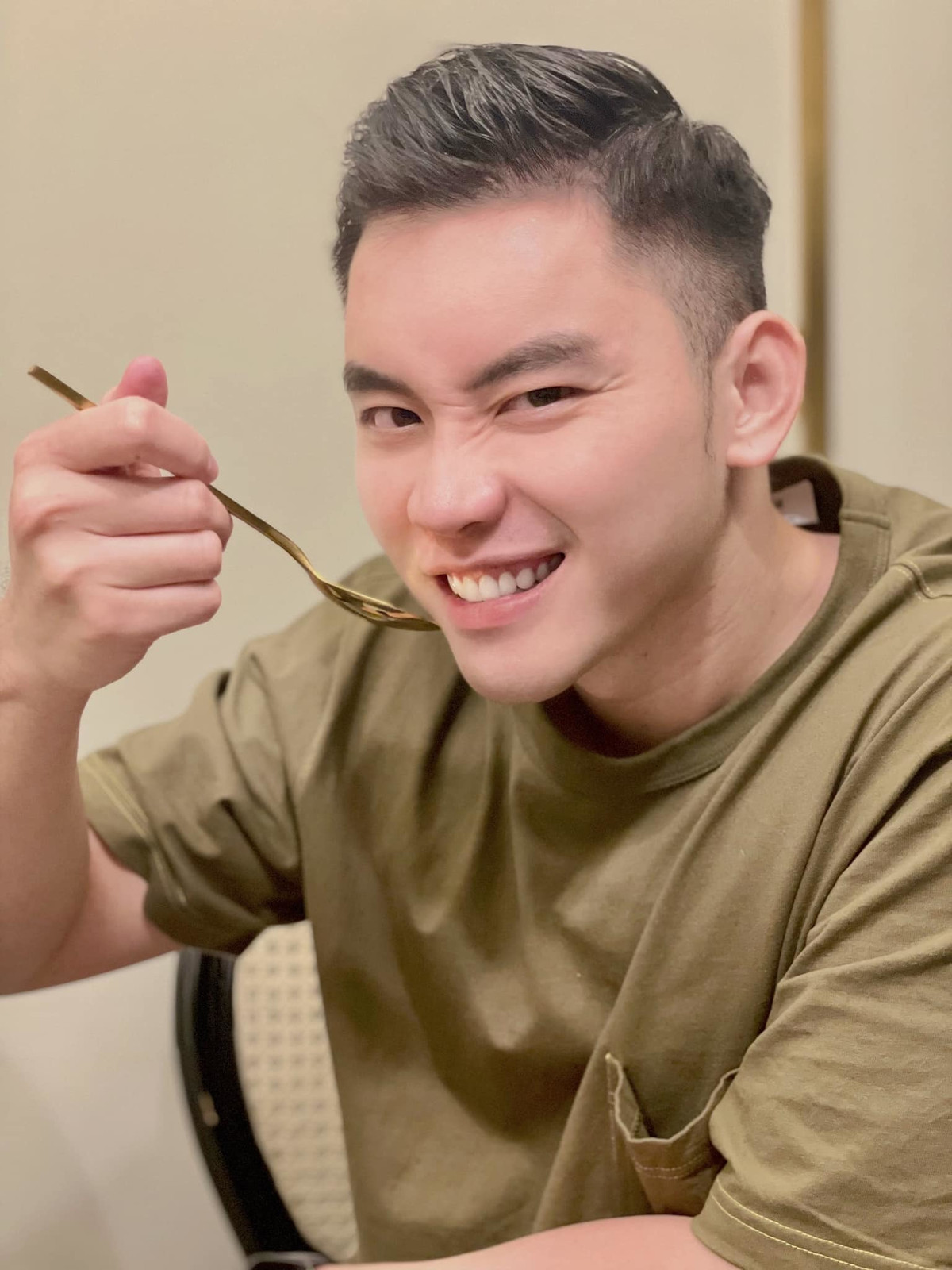 MC Mạnh Khang lém lỉnh với thìa vàng.