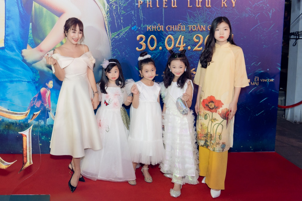  Có thể thấy con gái của cố diễn viên Mai Phương ngày càng cao lớn, phổng phao. Trong chiếc váy trắng bé xinh như một thiên thần. Bên cạnh đó cô bé được nhận xét càng lớn càng giống mẹ.