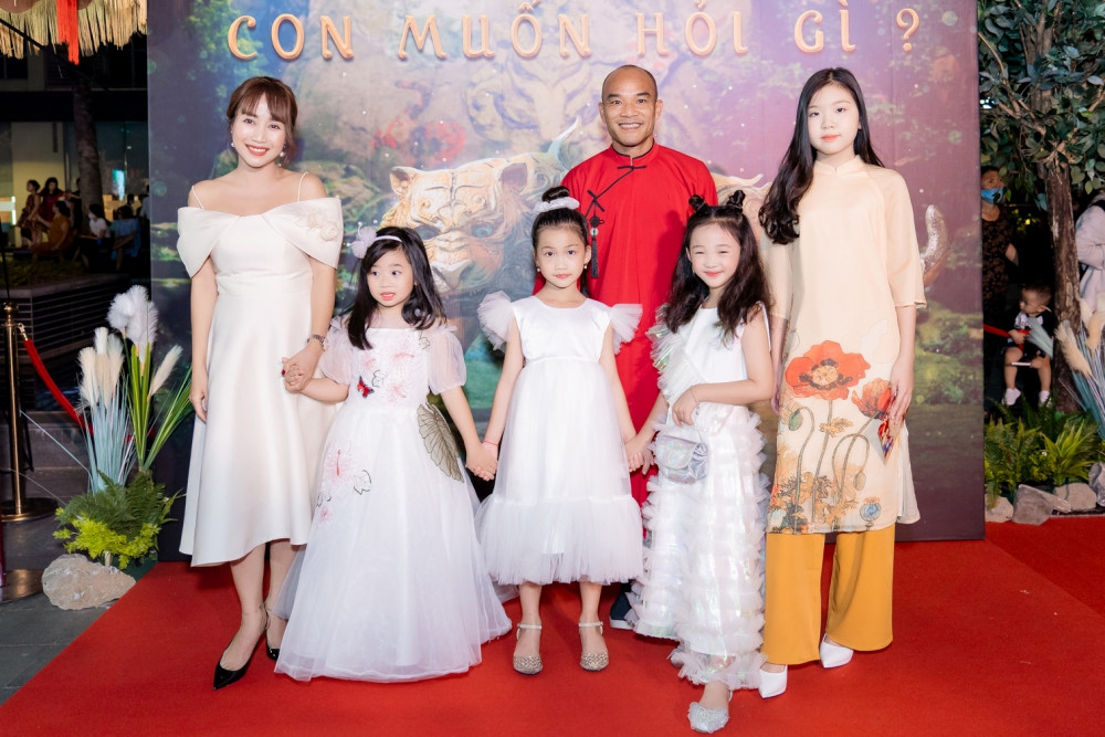 Một gương mặt thu hút sự chú ý của hầu hết ống kính chính là bé Lavie - con gái cố nghệ sĩ Mai Phương. Bé được Ốc Thanh Vân và bảo mẫu hộ tống đến sự kiện.