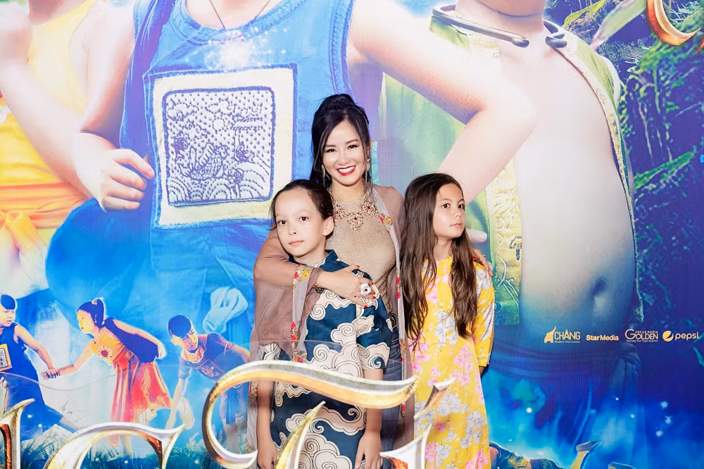 Hồng Nhung và 2 con.