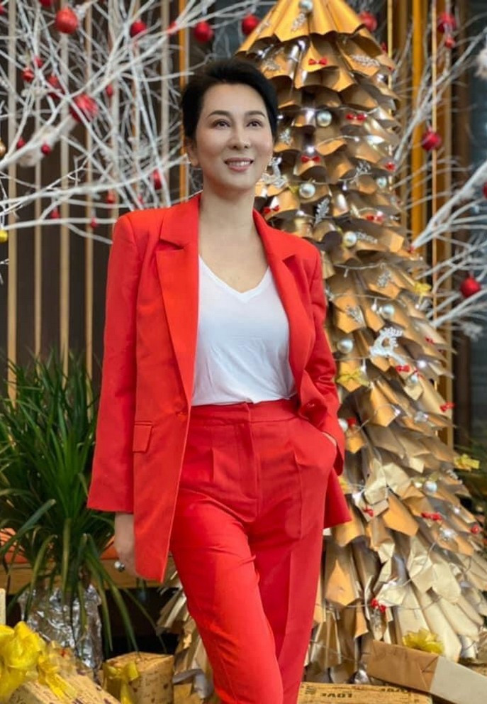 ##ss###style="font-size: 16px;">"Bí quyết trẻ lâu, rất giản dị là yêu nhiều và cười nhiều. Yêu nhiều là yêu công việc, cuộc sống, yêu mọi người chung quanh. Cười nhiều là xem nhẹ mọi chuyện vì biết được sự tạm bợ của cuộc sống này. Mọi vận, mọi người và mọi chuyện sẽ thay đổi. Không có gì tồn tại và không có gì của ta mãi mãi nên Hãy cứ vui chơi cuộc đời đừng cuồng điên mơ trăm năm sau...", Kỳ Duyên chia sẻ.