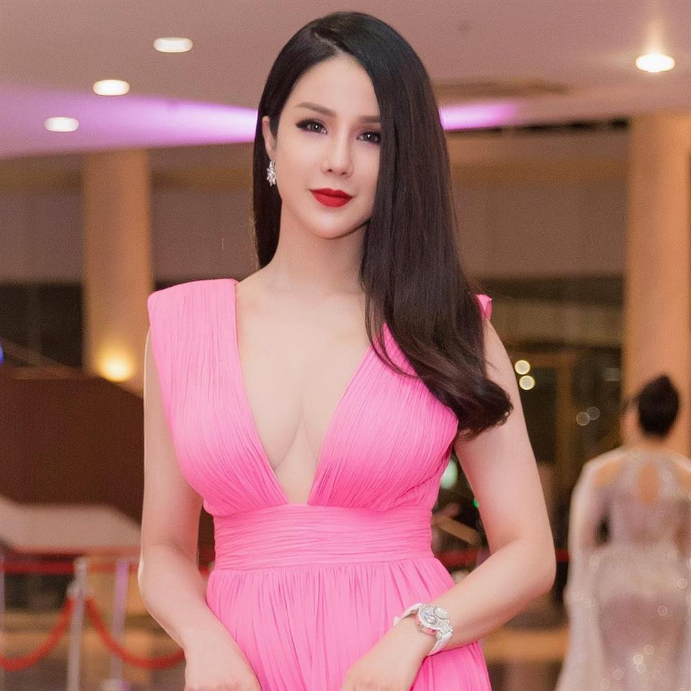 Đi sự kiện thảm đỏ, Diệp Lâm Anh nổi bần bật với váy xẻ sâu tận rốn cũng là màu hồng.