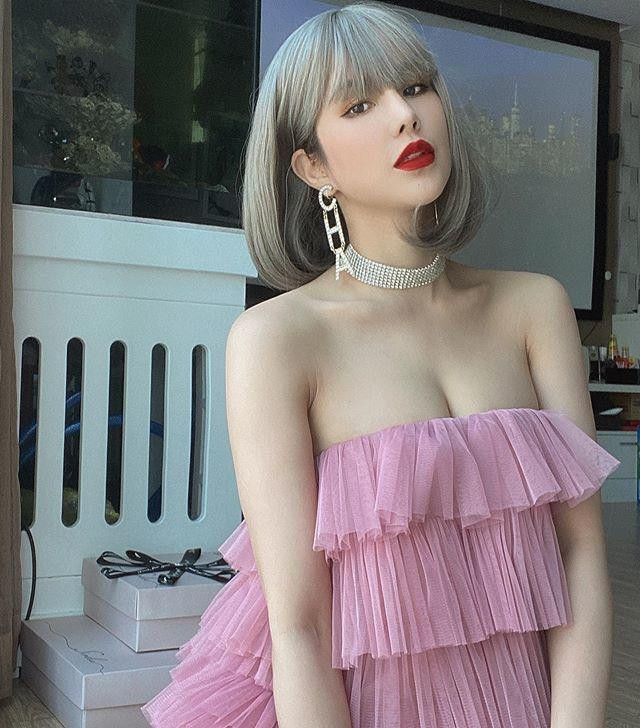 Bà mẹ hai con lấy lại dáng sau sinh rất nhanh và thường xuyên hack tuổi với váy áo nhuốm sắc hồng.